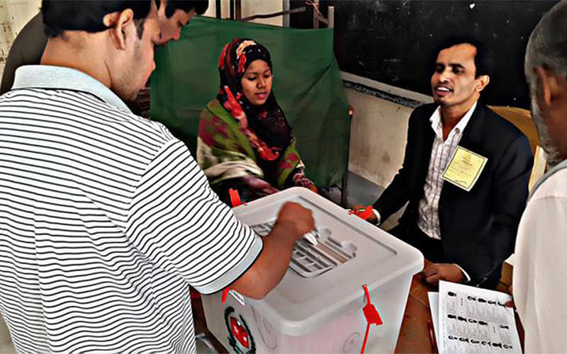 A voter casts his vote at Sanarpara Government Primary School in Narayanganj City Corporation (NCC) elections on 22 December, 2017. Photo: Prothom Alo