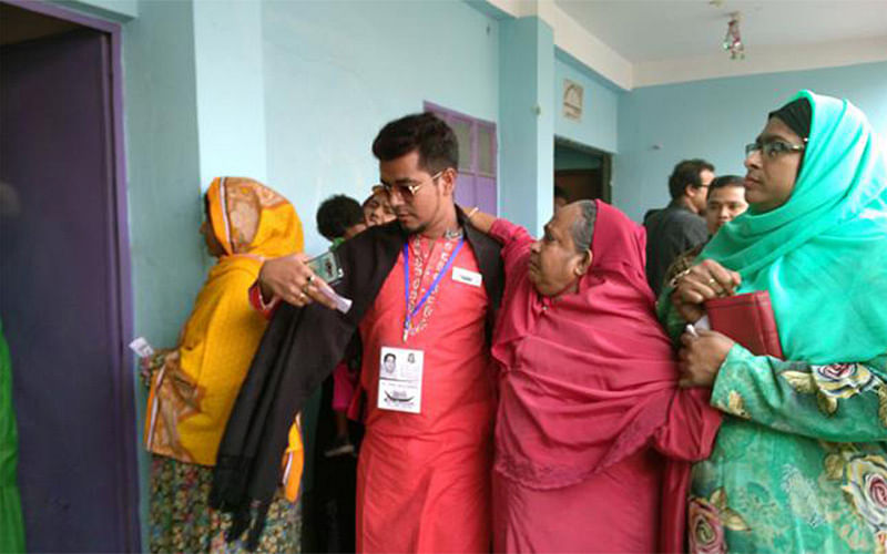 An old woman comes at the polling station to cast her vote. Photo: Prothom Alo