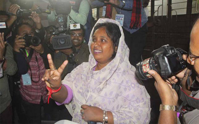 Mayoral candidate in Narayanganj City Corporation elections Selina Hayat Ivy talks to newsmen after casting her vote at Sishubagh School polling centre in Narayanganj City Corporation elections on 22 December, 2017. Photo: Prothom Alo