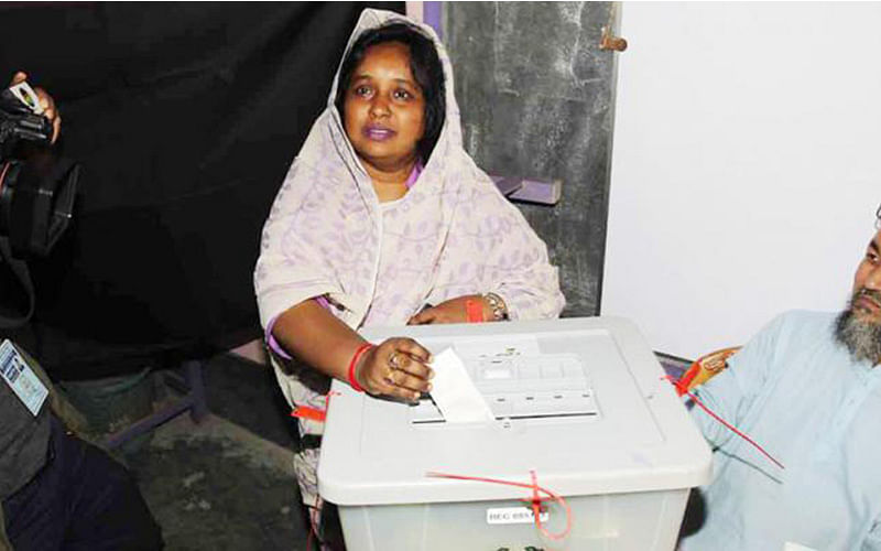 Mayoral candidate in Narayanganj City Corporation elections Selina Hayat Ivy casts her vote at Sishubagh School polling centre on 22 December,2017. Photo: Prothom Alo