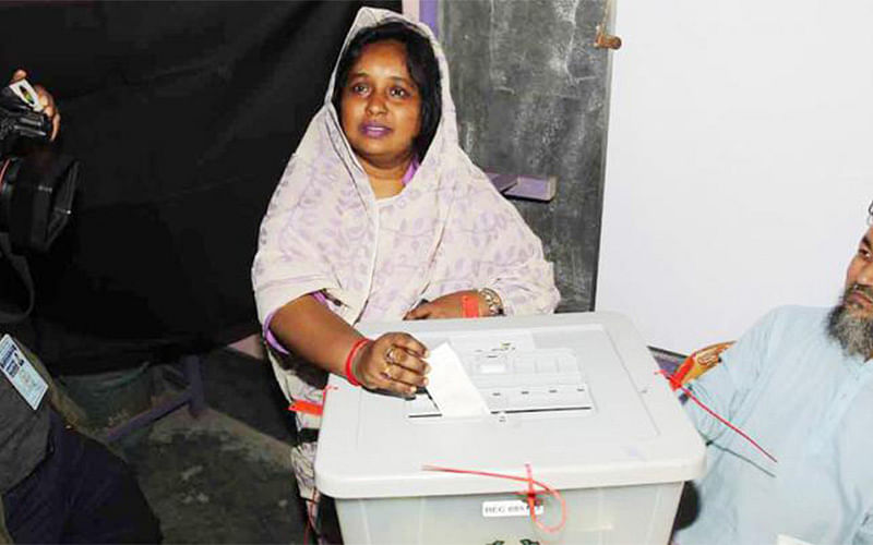 Mayoral candidate in Narayanganj City Corporation elections, Selina Hayat Ivy, casts her vote at Sishubagh School polling centre on Thursday. Photo: Prothom Alo
