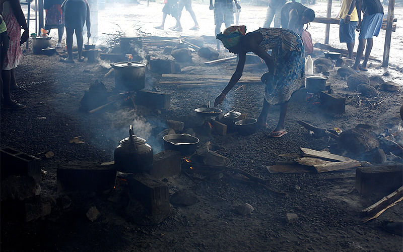 A Haitian migrants stranded in Costa Rica cooks in a makeshift camp at the border between Costa Rica and Nicaragua, in La Cruz, Costa Rica, December 20, 2016. Picture taken December 20, 2016. Photo: Reuters