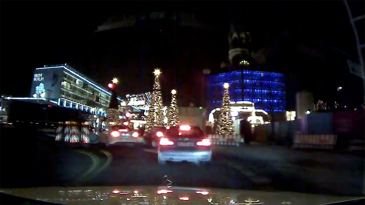 An image grab from a car dash camera shows a truck (L) driving into a Christmas market in Berlin, Germany on December 19, 2016. Photo: Reuters