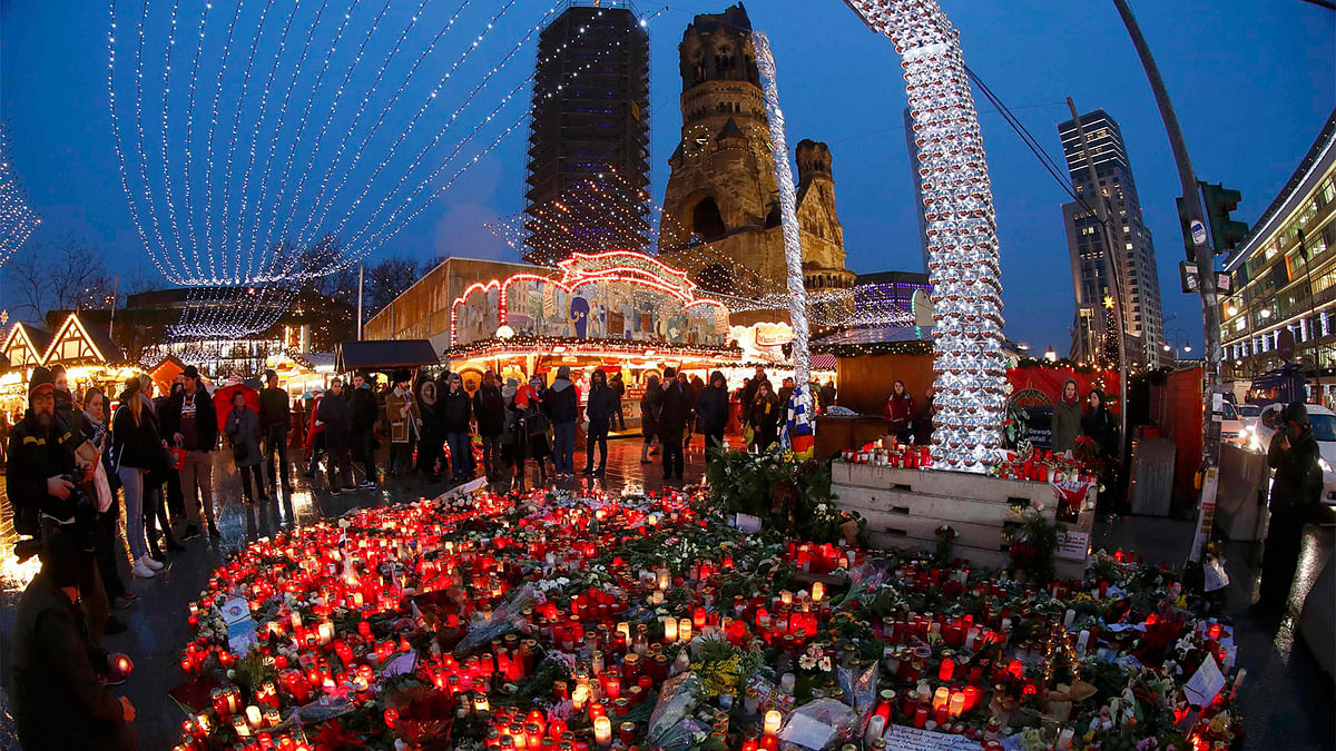 Flowers and candles are placed near the Christmas market at Breitscheid square in Berlin, Germany, December 22, 2016, following an attack by a truck which ploughed through a crowd at the market on Monday night. Photo: Reuters