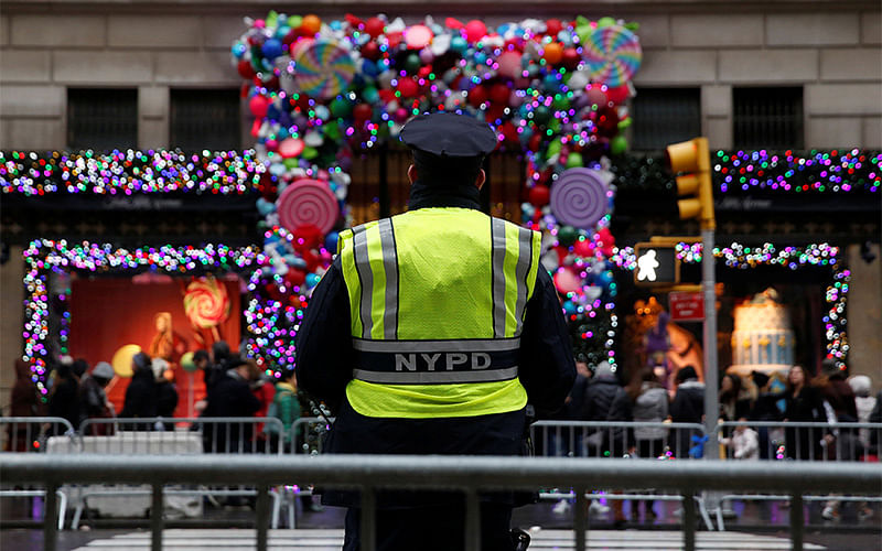 A member of the New York Police Department stands watch outside Saks Fifth Avenue on Christmas Eve in Manhattan, New York City, US. Photo: Reuters