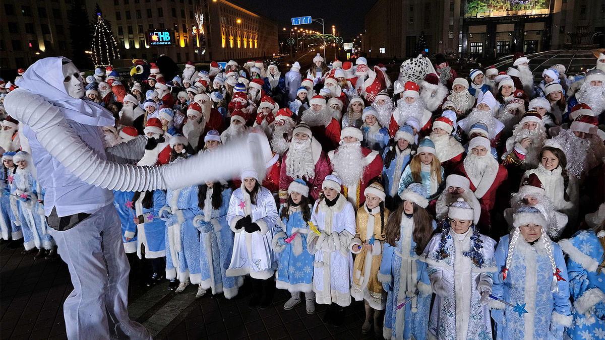 Belarus dressed as Fathers Frost and Snow Maidens march along a street during a traditional Christmas parade in Minsk on December 24, 2016. Photo: AFP