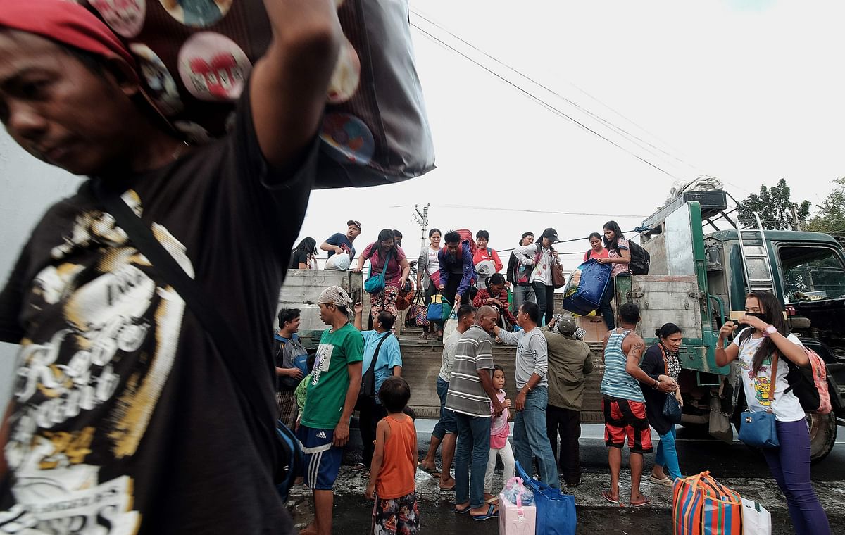 Stranded passengers from Tabaco port are evacuated by the local government in Tabaco City, Albay province on December 24, 2016 after their seafaring vessels were prohibited from sailing ahead of typhoon Nock-Ten`s expected arrival. Photo: AFP