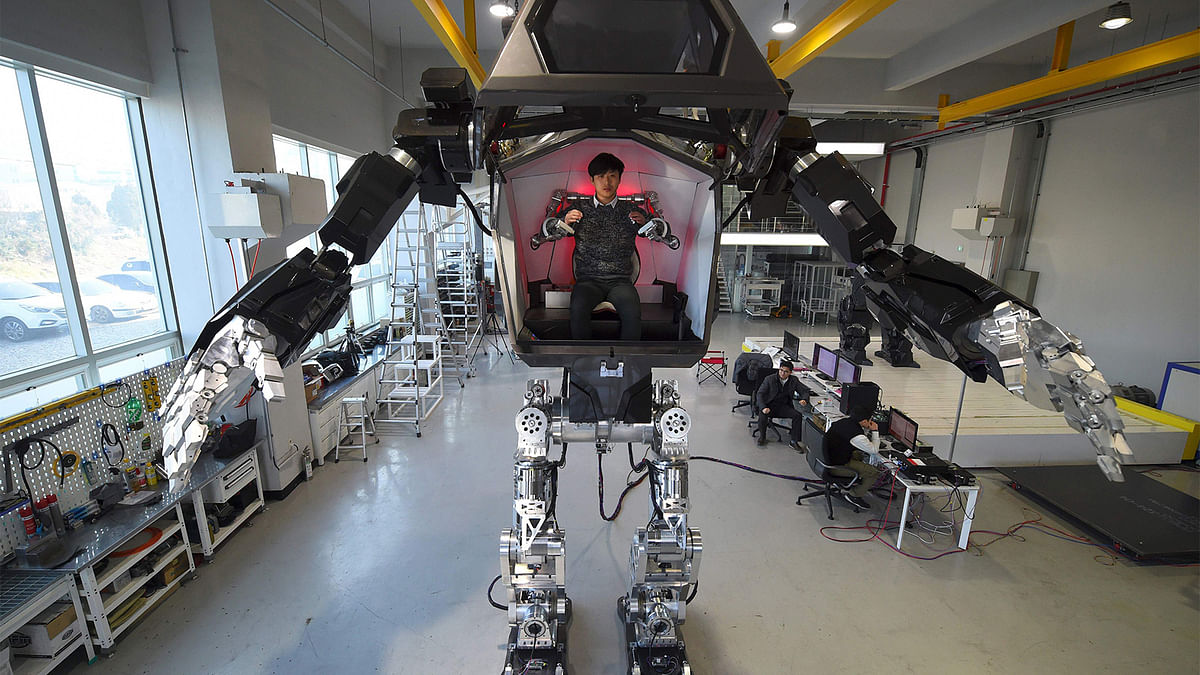 Engineers test a four-metre-tall humanoid manned robot dubbed Method-2 in a lab of the Hankook Mirae Technology in Gunpo, south of Seoul, on 27 December, 2016. Photo: AFP