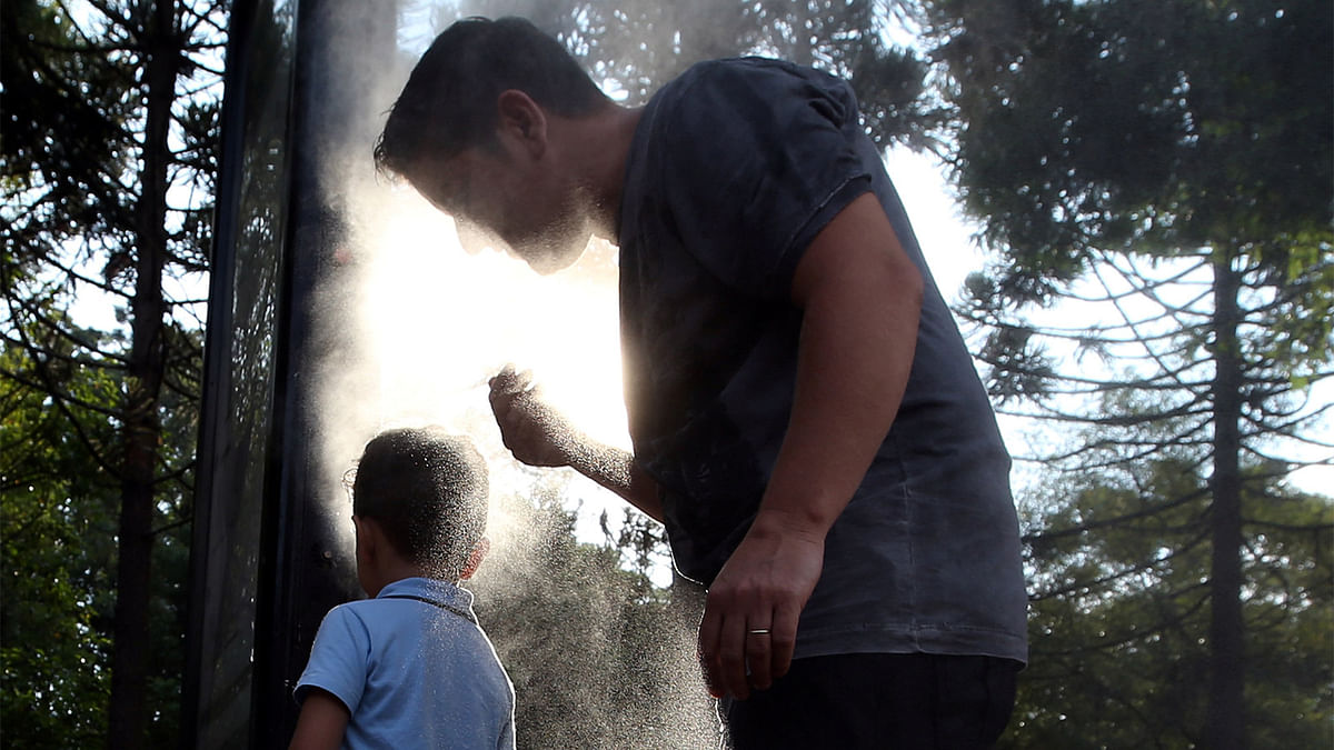 People cool off in mist in a park as hot summer temperatures hit Sao Paulo, Brazil, December 28, 2016. Photo: Reuters