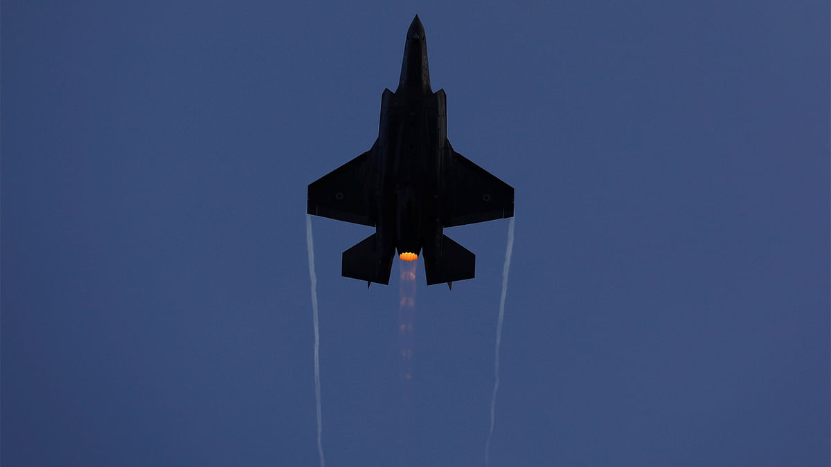 An Israeli Air Force F-35 fighter jet flies during an aerial demonstration at a graduation ceremony for Israeli air force pilots at the Hatzerim air base in southern Israel December 29, 2016. Photo: Reuters