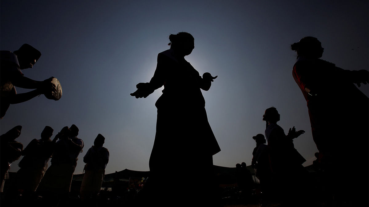 A Gurung girl (C) wearing a traditional costume is silhouetted against the sun as she dances while taking part in their Tamu Lhosar or Losar (New Year) parade in Kathmandu, Nepal December 30, 2016. Members of the community in Nepal celebrate Tamu Lhosar or Losar with a feast and various cultural programs to usher in the Gurung community`s year of the bird. Photo: Reuters