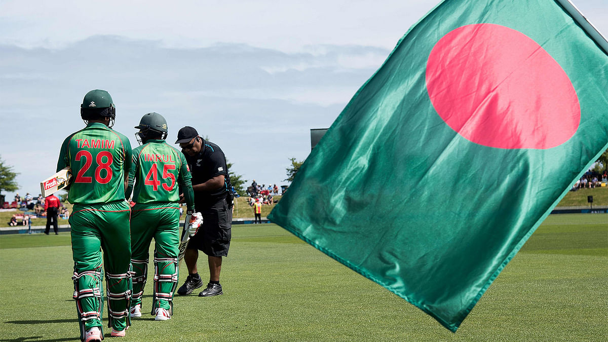 Bangladesh`s Tamim Iqbal (L) walks out onto the field with team mate Imrul Kayes during the 3rd one day international cricket match match between New Zealand and Bangladesh at Saxton Oval in Nelson on December 31, 2016. Photo: AFP