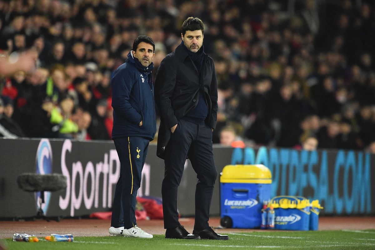 Tottenham Hotspur`s Argentinian head coach Mauricio Pochettino (R) stands on the touchline during the English Premier League football match between Southampton and Tottenham Hotspur at St Mary`s Stadium in Southampton, southern England on December 28, 2016. Photo: AFP