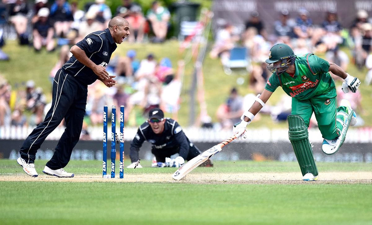 Bangladesh`s Shakib Al Hasan (R) is run out by a throw from New Zealand`s keeper Luke Ronchi (C) and received by New Zealand`s Jeetan Patel (L) during the third one day international cricket match match between New Zealand and Bangladesh at Saxton Oval in Nelson on December 31, 2016. Photo: AFP