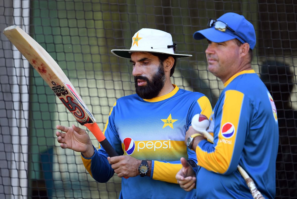 Pakistan cricket captain Misbah-ul-Haq (L) chats with coach Mickey Arthur (R). AFP file photo