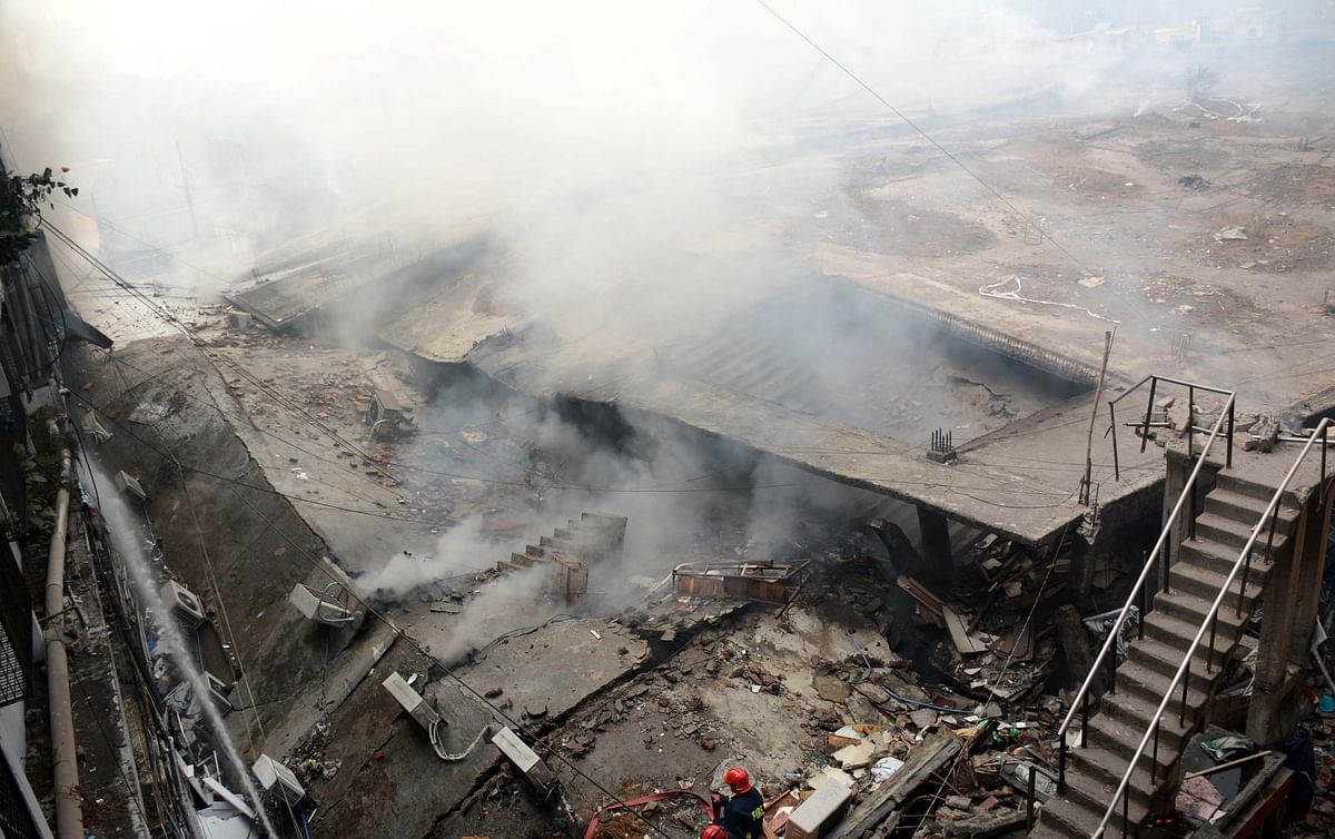 Smoke rises from the two-storey DCC market at Gulshan-1 of the capital city on Tuesday. Photo: Focus Bangla