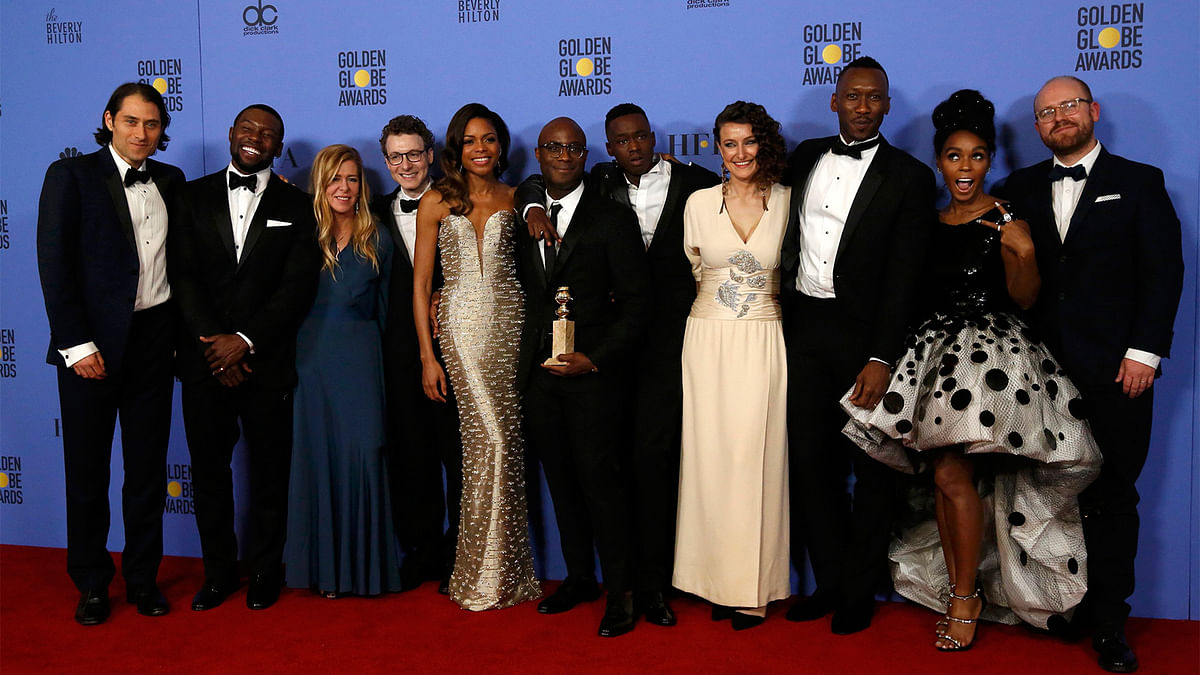 Cast and crew of `Moonlight` poses backstage with their award for Best Motion Picture - Drama at the 74th Annual Golden Globe Awards in Beverly Hills, California, U.S., January 8, 2017. Photo: Reuters