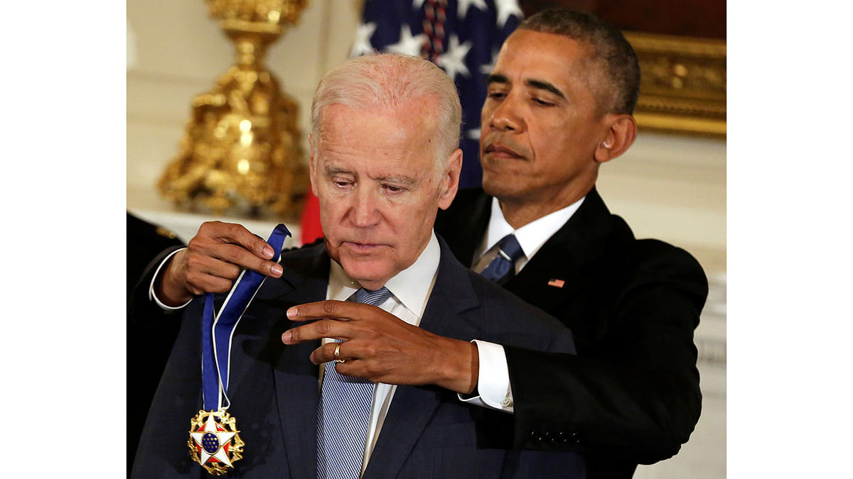 U.S. President Barack Obama presents the Presidential Medal of Freedom to Vice President Joe Biden in the State Dining Room of the White House in Washington, U.S., January 12, 2017. Photo: Reuters