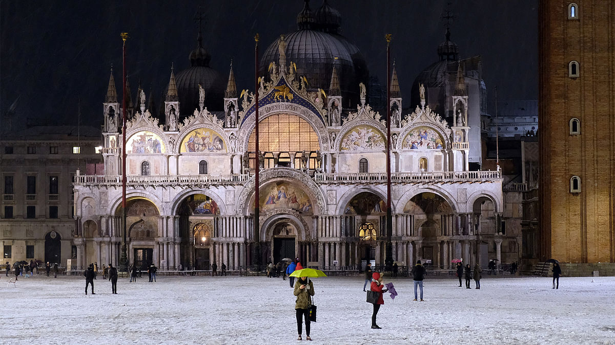 People are seen in St.Mark square during snowfall in the Venice lagoon, northern Italy, January 13, 2017. Photo: Reuters