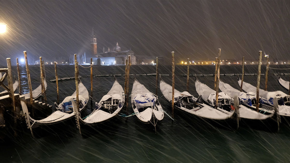 Gondolas are seen during snowfall in the Venice lagoon, northern Italy, January 13, 2017. Photo: Reuters