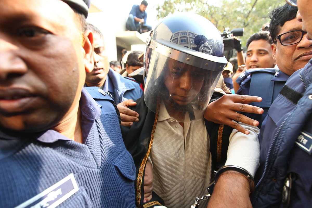 Nur Hossain being taken to the Narayanganj court in 7-murder case on 16 January. Photo: Prothom Alo