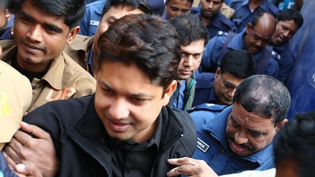 Major Arif being taken to the Narayanganj court in 7-murder case on 16 January. Photo: Prothom Alo