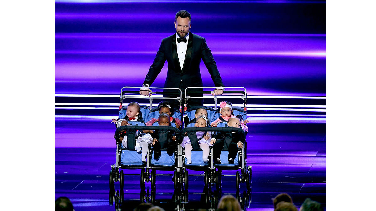Host Joel McHale speaks onstage during the People`s Choice Awards 2017 at Microsoft Theater on January 18, 2017 in Los Angeles, California. AFP
