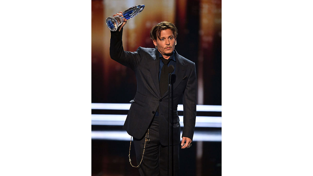 Actor Johnny Depp accepts Favorite Movie Icon onstage during the People`s Choice Awards 2017 at Microsoft Theater on January 18, 2017 in Los Angeles, California. AFP
