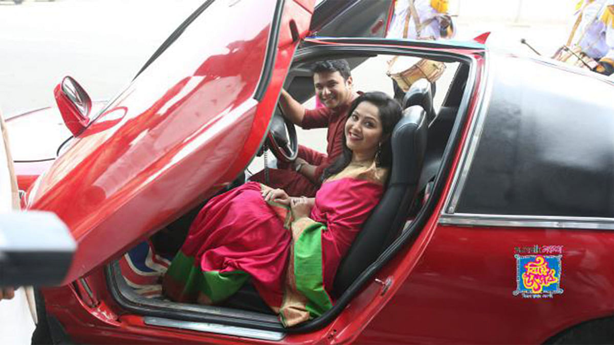Celebrity couple Nadia and Nayeem arrive at Sunsilk-Naksha wedding fest. Photo: Kabir Hossain