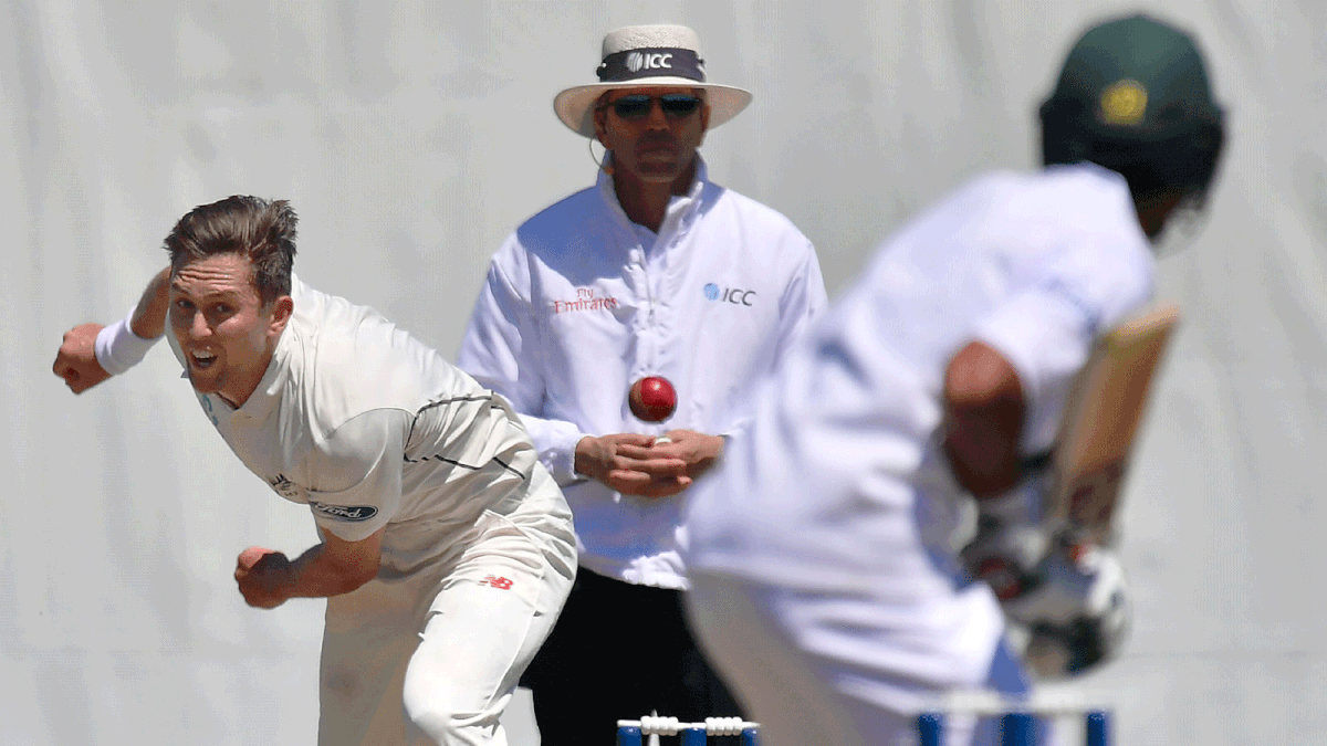 New Zealand`s Trent Boult (L) bowls to Bangladesh`s Mahmudullah (R) as umpire Paul Reiffel (C) looks on, during day four of the second international Test cricket match between New Zealand and Bangladesh at Hagley Park Oval in Christchurch on January 23, 2017. / AFP