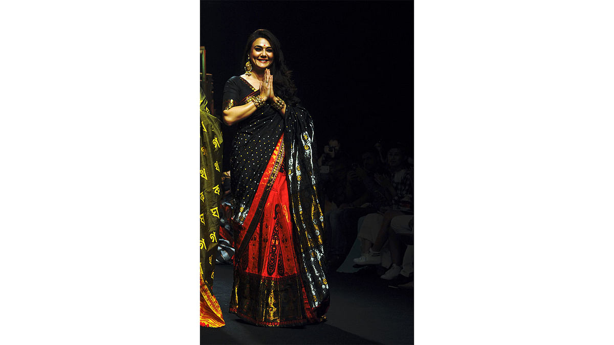 Indian Bollywood actress, Preity Zinta showcases a creation by designer Sanjukta Dutta at Lakmé Fashion Week Summer Resort 2017 in Mumbai on February 2, 2017. Photo: AFP