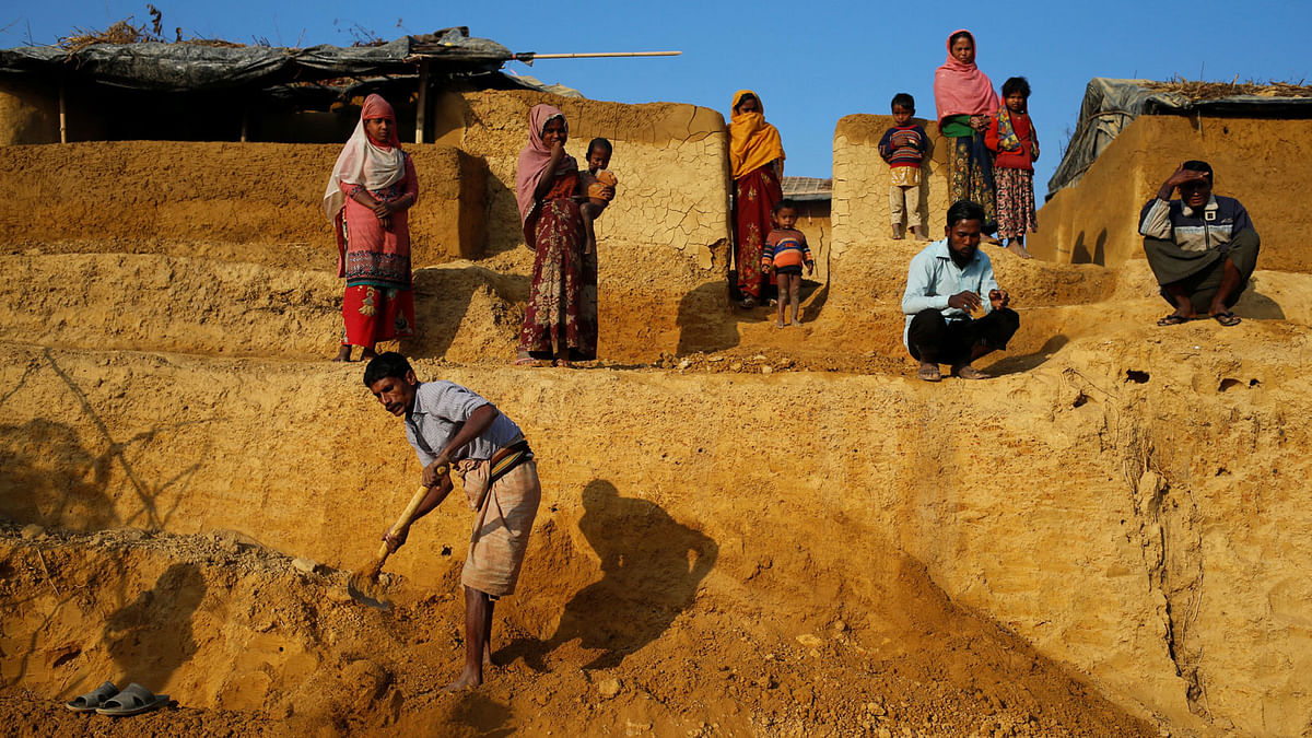 Newly arrived Rohingya refugees build new makeshift home at Kutupalang Unregistered Refugee Camp, in Cox`s Bazar, Bangladesh, February 4, 2017. Reuters