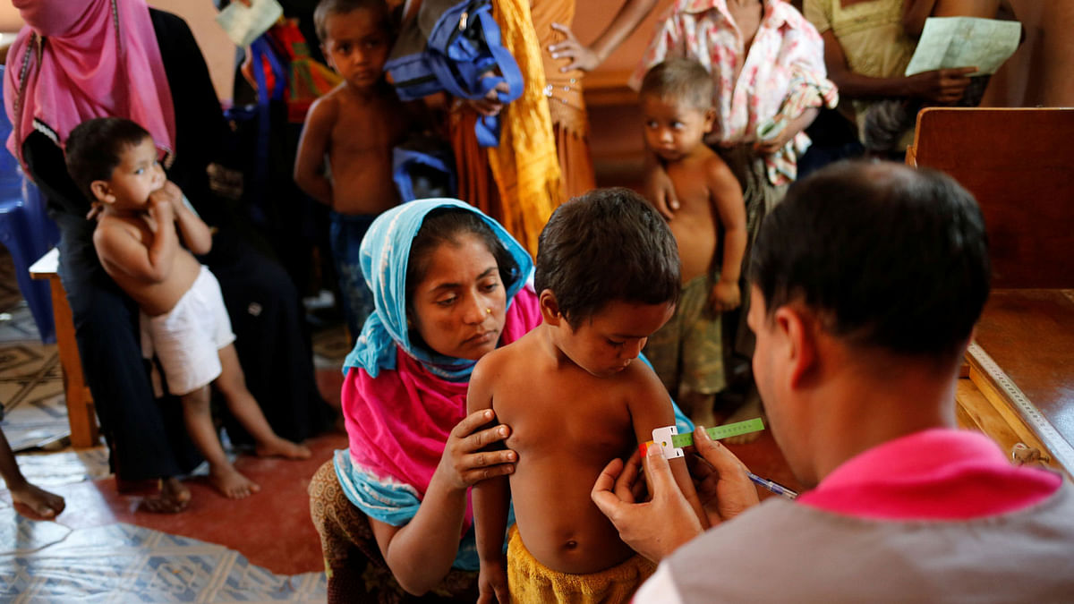 A community health care assistant performs a health check-up on a Rohingya refugee child at Kutupalang Unregistered Refugee Camp, in Cox’s Bazar, Bangladesh February 5, 2017. Reuters