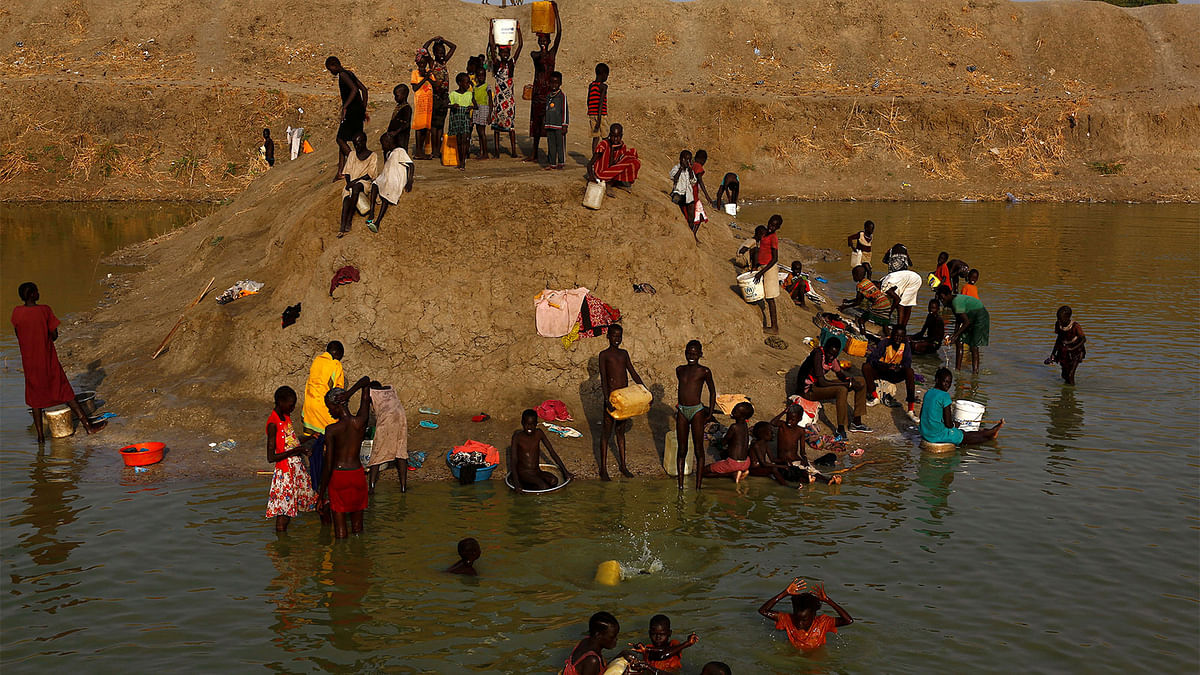 Internally displaced people wash and collect water in a reservoir in the United Nations Mission in South Sudan (UNMISS) Protection of Civilian site (CoP), near Bentiu, northern South Sudan, February 6, 2017. Photo: Reuters