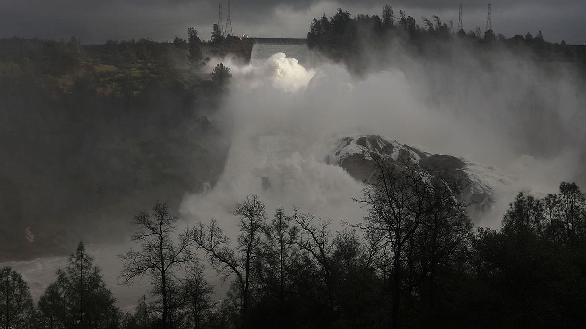 Water is released from the Lake Oroville Dam after an evacuation order was lifted for communities downstream from the dam in Oroville, California, U.S. February 16, 2017. Photo: Reuters
