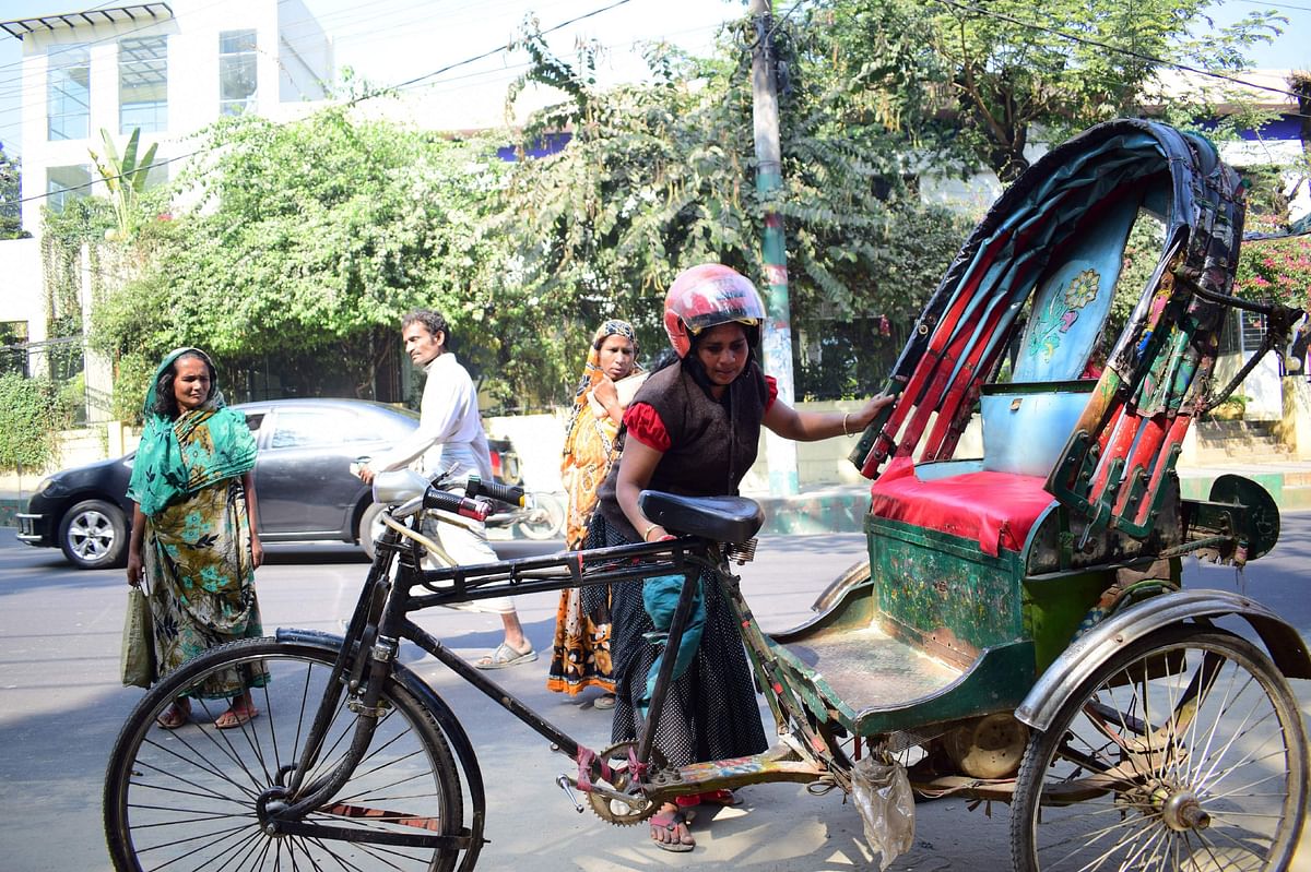 Bangladesh's lone female rickshawpuller Mosammat Jasmine poses on her battery-run rickshaw in Chittagong city on January 15, 2017. AFP