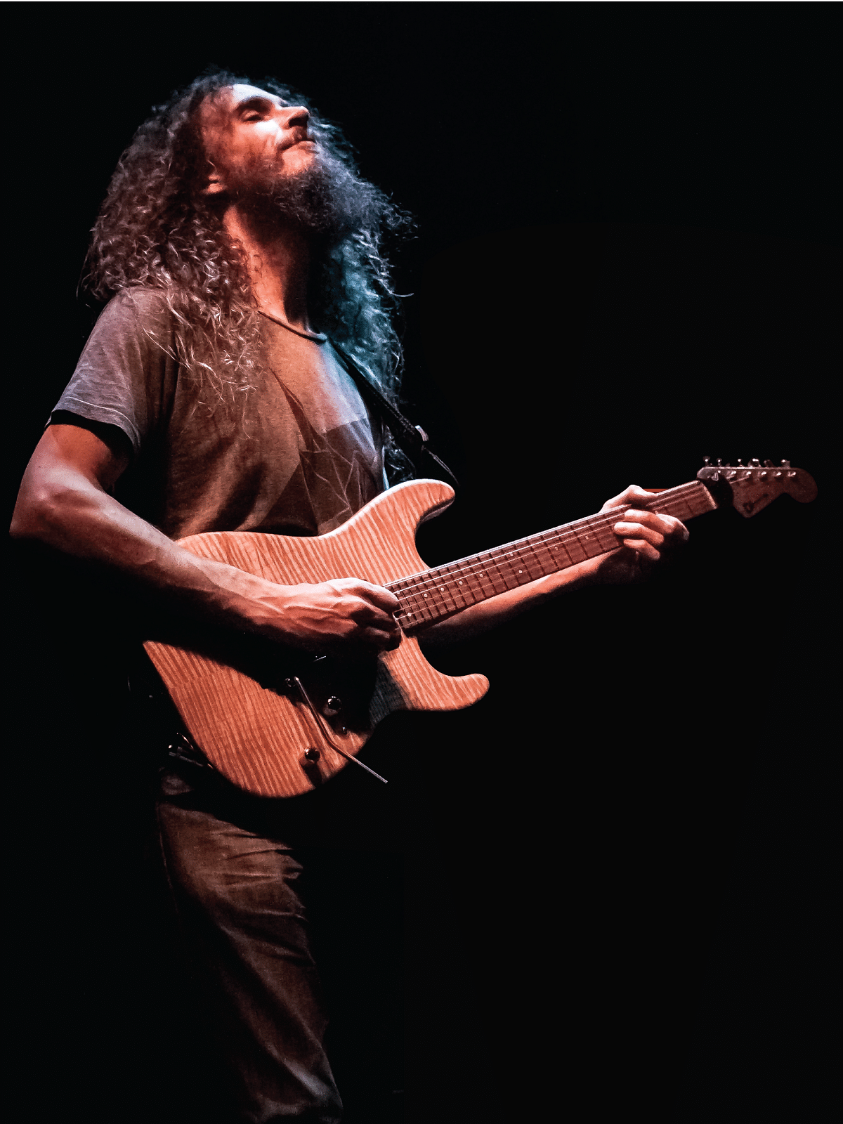 Renowned English guitarist Guthrie Govan is set to perform in Dhaka.