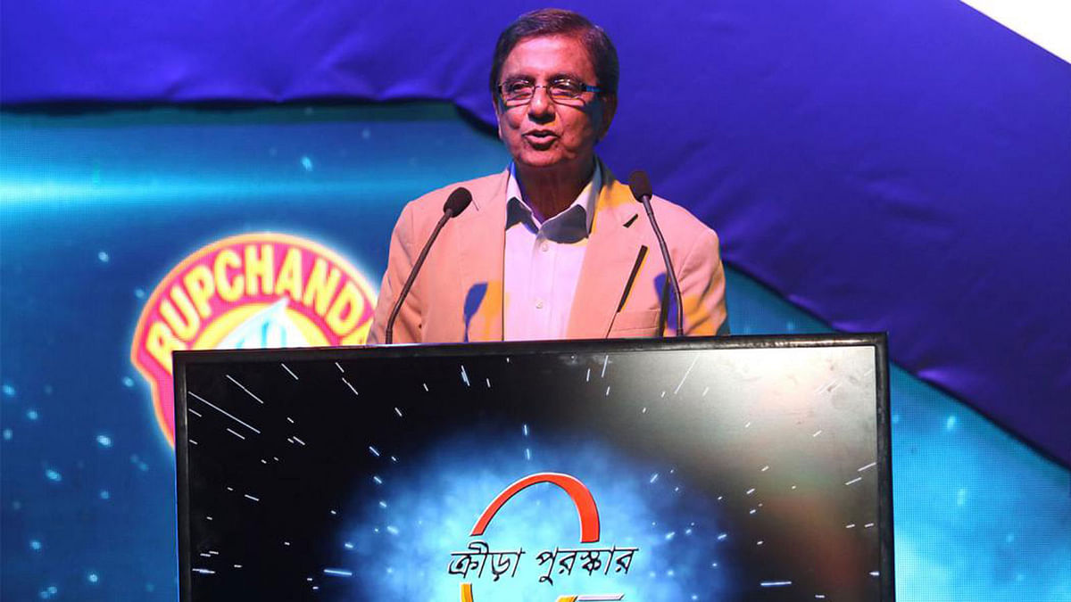 The daily Prothom Alo editor Matiur Rahman addresses the Rupchanda Prothom Alo Sports Award 2017 ceremony. Photo: Ashraful Alam