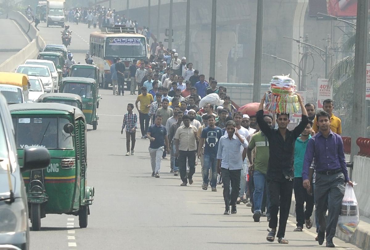 A countrywide indefinite transport strike left people in distress and caused immense sufferings. Photo: Prothom Alo