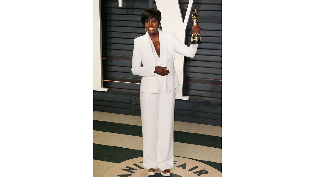 Viola Davis, winner of the Best Supporting Actress award for `Fences`, poses with her Oscar as she arrives to the Vanity Fair Party following the 88th Academy Awards at The Wallis Annenberg Center for the Performing Arts in Beverly Hills, California, on February 26, 2017. Photo: AFP