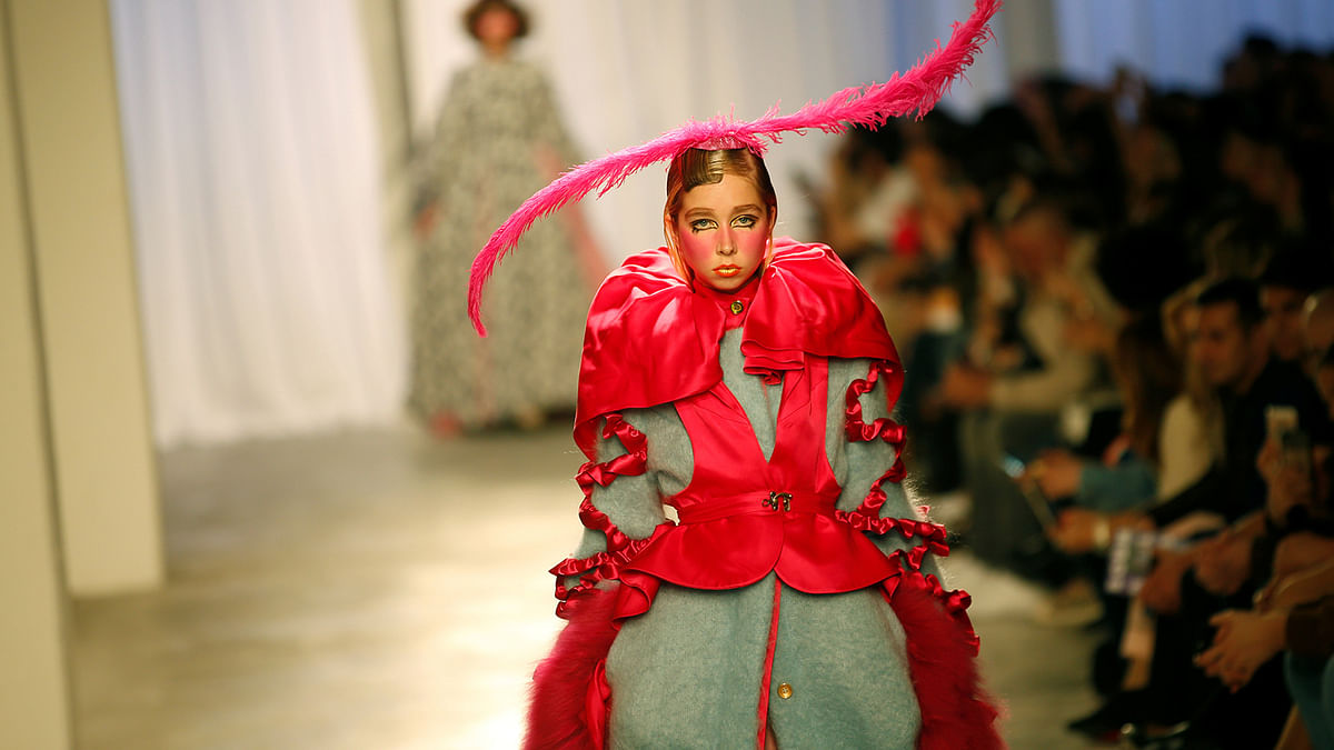 A model presents a creation by designer David Ferreira, as part of his Fall/Winter 2017/18 collection, during Lisbon Fashion Week, Portugal, March 10, 2017. Photo: Reuters