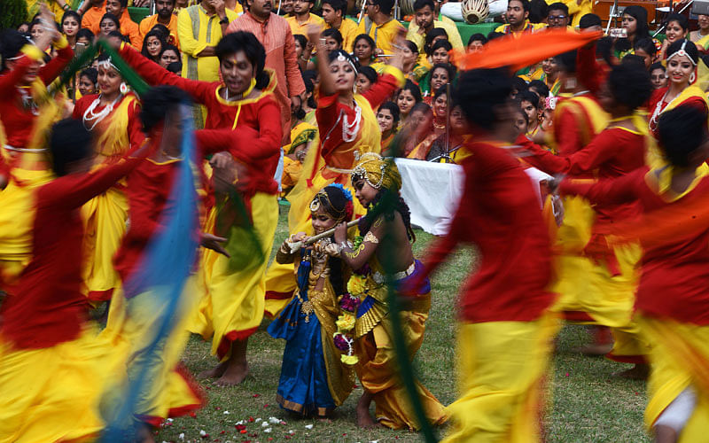 Indian children walk amongst dancing students at an event to celebrate the Hindu festival of Holi in Kolkata on March 7, 2017. Holi, the popular Hindu spring festival of colours is observed in India at the end of the winter season on the last full moon of the lunar month, and will be celebrated on March 13 this year. Photo: AFP