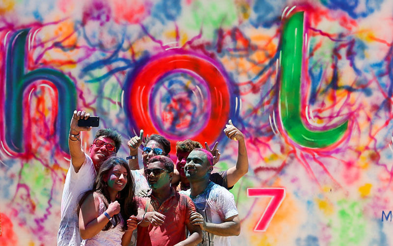A group of youths take selfies during Holi, the Festival of Colours organised by `Colombo Indians`, Indians who live in Colombo, in Colombo, Sri Lanka March 12, 2017. Photo: Reuters