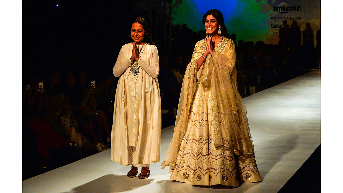 Indian television and film actress Sakshi Tanwar (R) and Indian designer Anju Modi walk the ramp during the Amazon India Fashion Week Autumn Winter 2017 on March 17, 2017 in New Delhi. Photo: AFP