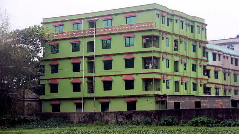 Members of the police cordon off this residential building which has been spotted as militant hideout in South Surma police station area in Sylhet City. Photo: Prothom Alo