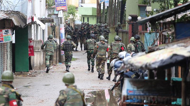 Army joins the team along with the SWAT and police members in the raid in Sylhet city. Photo: Prothom Alo