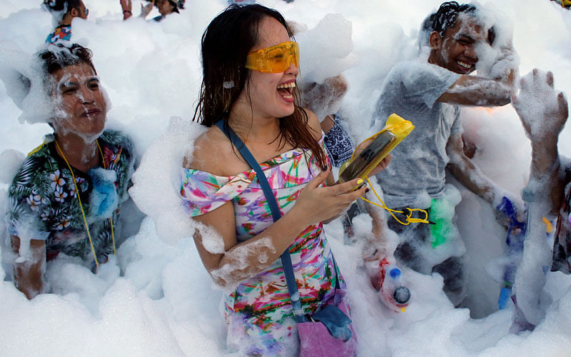Revellers react at a foam party during Songkran Festival celebrations in Bangkok, Thailand April 13, 2017. Photo: Reuters