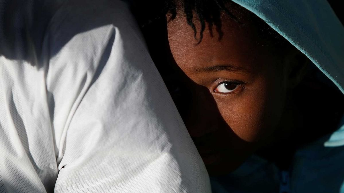 A migrant child sits on the deck of the Malta-based NGO Migrant Offshore Aid Station (MOAS) ship Phoenix as it arrives with migrants and bodies on board, in Augusta, Italy April 19, 2017. Photo: Reuters