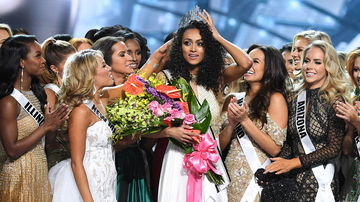 Miss District of Columbia USA 2016 Kara McCullough (C) is surrounded by fellow contestants after she was crowned Miss USA 2017 during the 2017 Miss USA pageant at the Mandalay Bay Events Center on May 14, 2017 in Las Vegas, Nevada. Photo: AFP