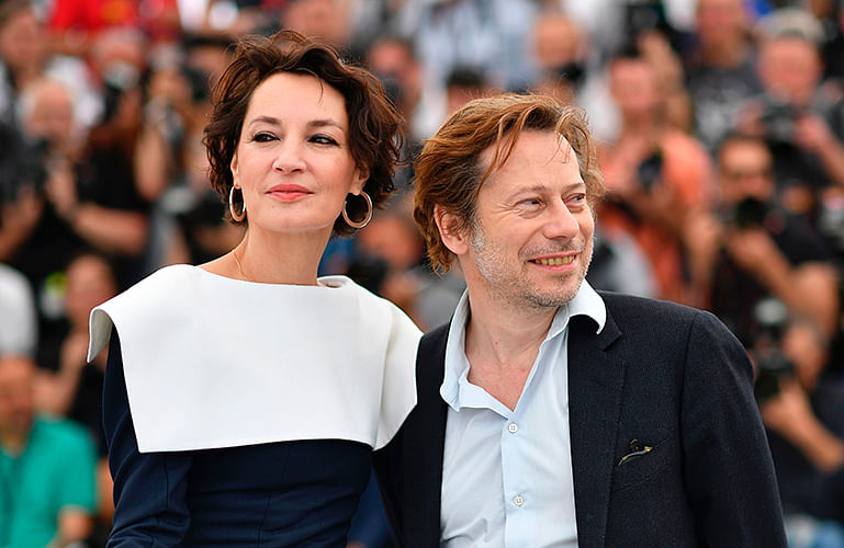 French actress Jeanne Balibar (L) and French director Mathieu Amalric pose on May 18, 2017 during photocall for the film `Barbara` at the 70th edition of the Cannes Film Festival in Cannes, southern France. Photo: AFP